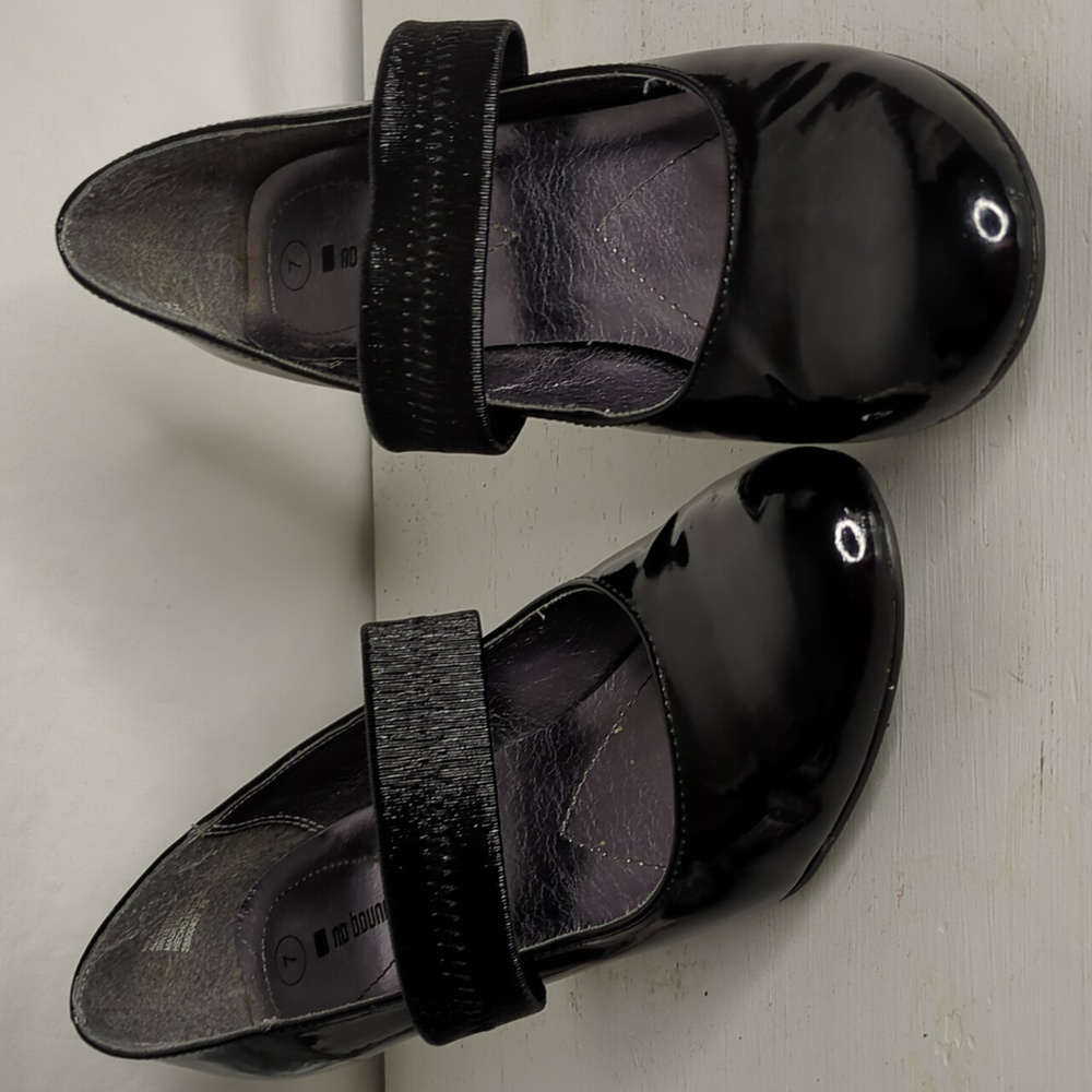 no boundries sz 7 closed toe elastic strap patent leather 3 inch heels